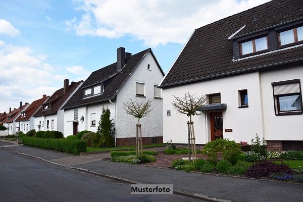 Kleines Einfamilienhaus und Lagergebäude